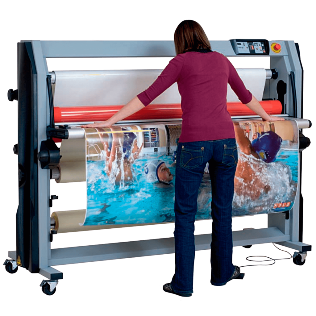 Bestückung des Kala Mistral 1650 mit einer Folie zur Laminierung.