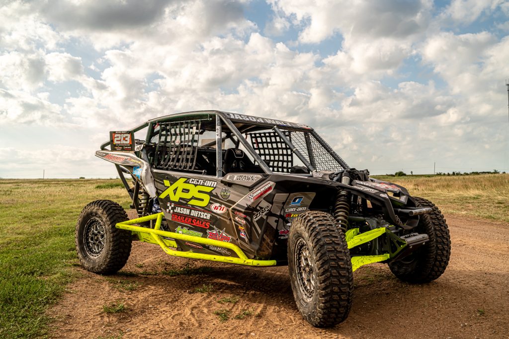 Folierung eines Offroad-Fahrzeugs mit der High-Tack-Folie ORAJET® 3105HT.