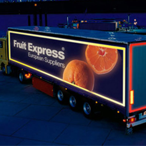LKW mit Verklebung der Seiten mit der Reflexfolie ORALITE 5600E