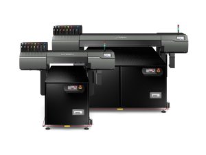 Roland DG UV-Flachbettdrucker der VersaOBJECT LO-Serie, Modell LO-300 (vorne) und LO-640 (hinten)