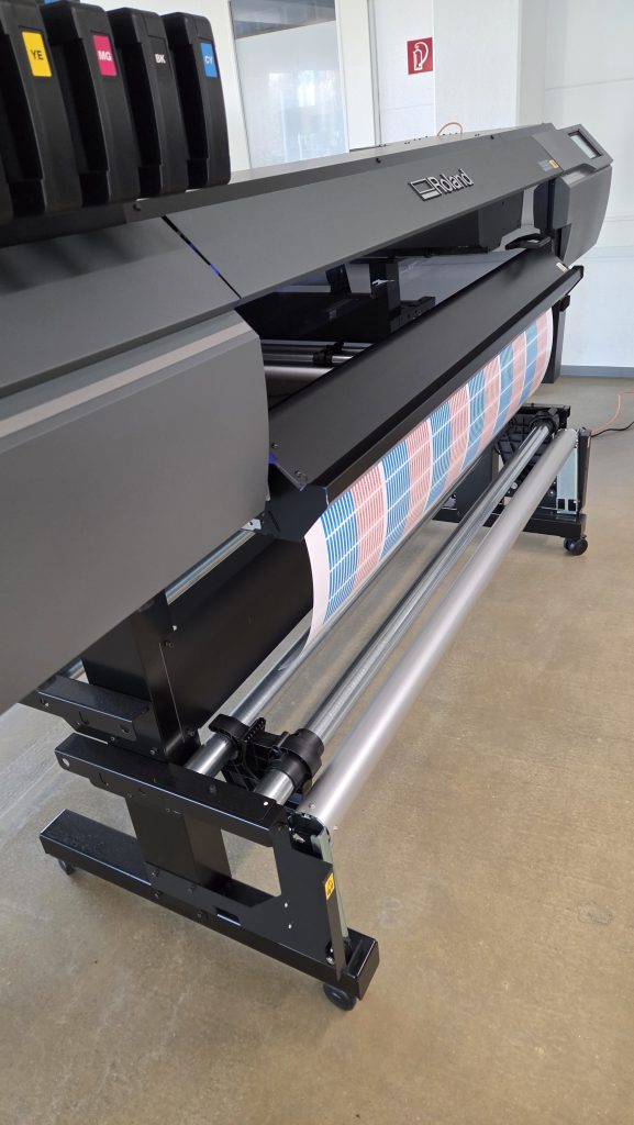 Drucken mit dem TrueVIS LG-540 von Roland als erster Schritt in der automatisierten Produktion kleinformatiger Namensetiketten