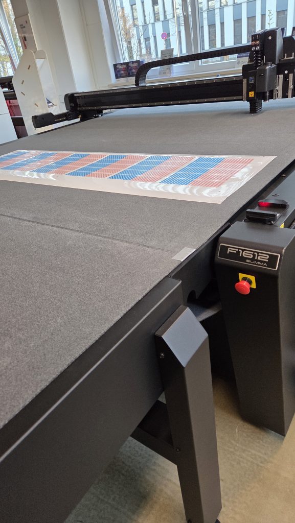 Bogenschnitt zur versandfertigen Konfektionierung mit dem Flachbettschneideplotter F1612 von Summa als dritter Schritt in der automatisierten Produktion kleinformatiger Namensetiketten
