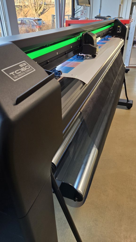 Plotten mit dem Rollenschneideplotter S3 140 T von Summa als zweiter Schritt in der automatisierten Produktion kleinformatiger Namensetiketten