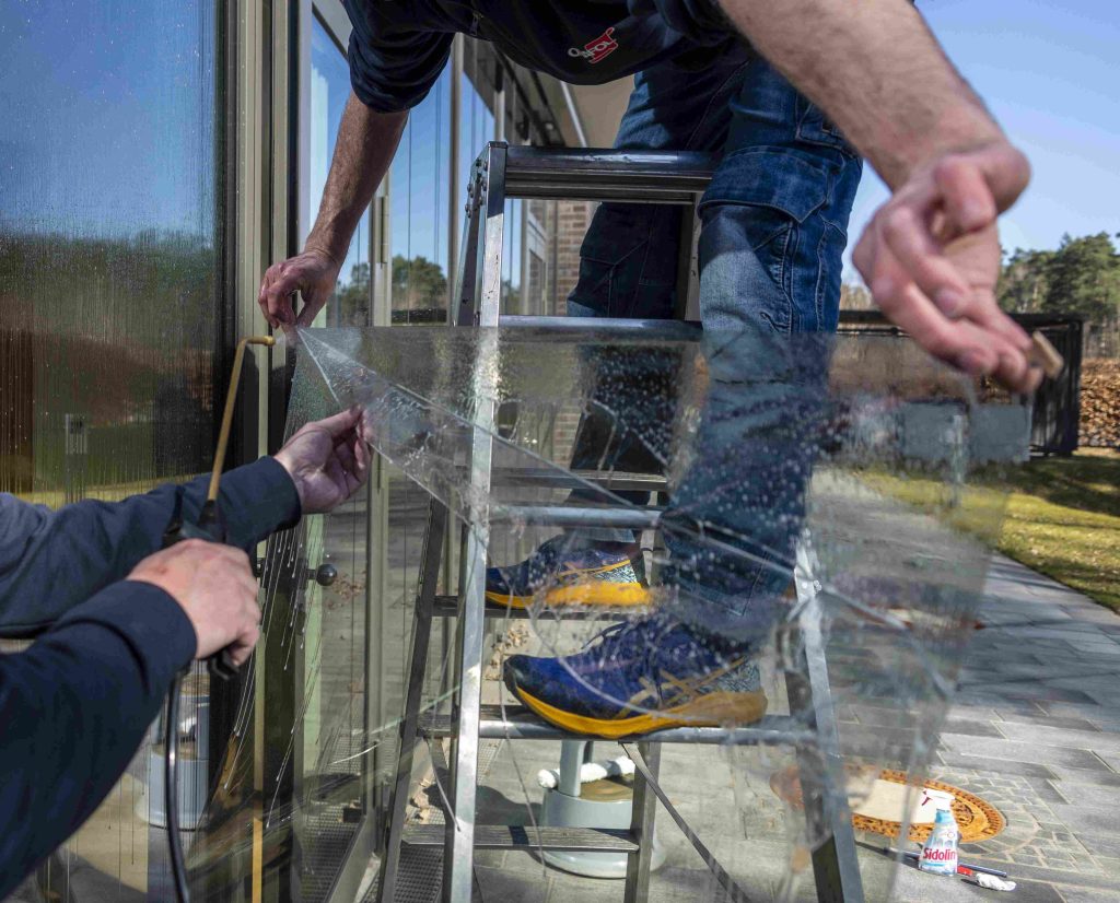 Nassmontage der spektralselektiven Sonnenschutzfolie ORAGUARD® HelioShield 75 Exterior