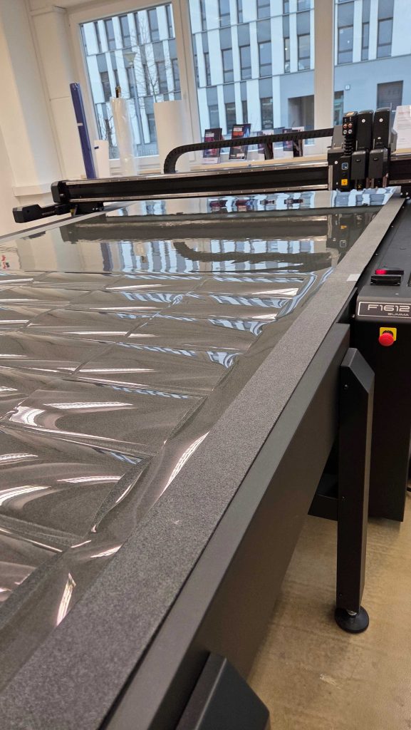Zuschnitt der spektralselektiven Sonnenschutzfolie Oraguard HelioShield 75 auf dem Flachbett-Schneideplotter F1612 von Summa