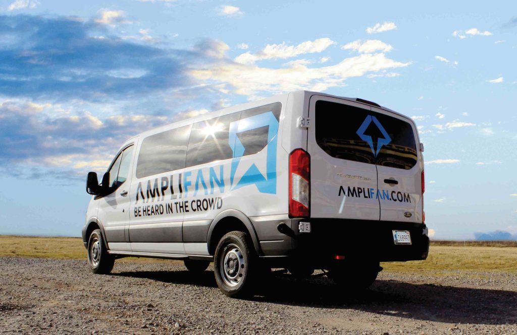 Sicht auf die Seitenfront eines kleines Transporters, dessen Seite mit der Oaracl 751C von Orafol beschriftet wurde.