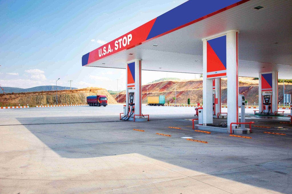 Außenansicht einer Tankstelle in den USA, die mit der Oracal 751C von Orafol außen beschriftet wurde.