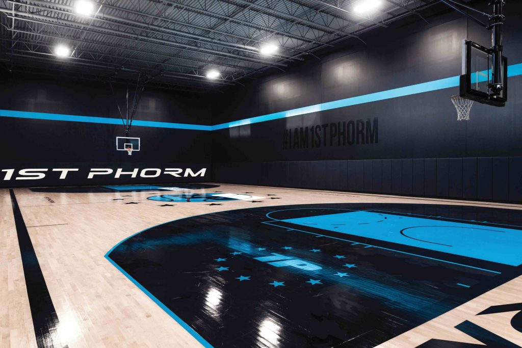 Innenansicht einer Turnhalle, deren Wände mit der Oracal 751C von Orafol dekoriert und beschriftet wurden.