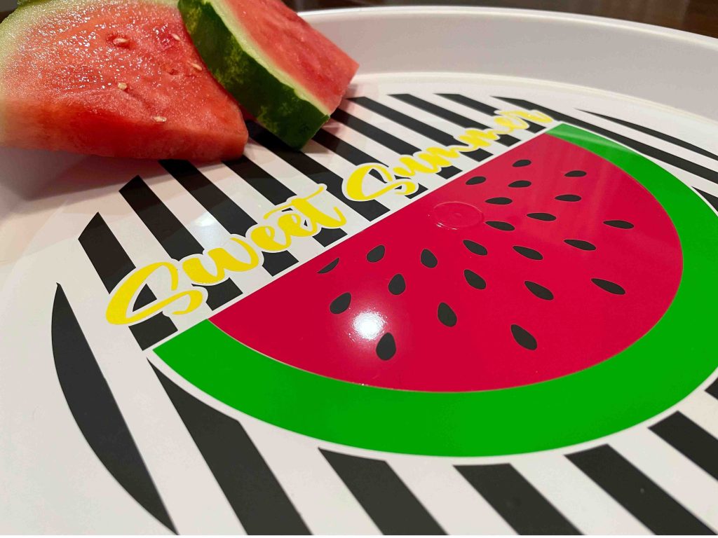 Innendekorationsartikel, welcher mit der Oracal 751C von Orafol in verschiedenen Farben dekoriert wurde. Aufschrift "Summer" und eine geschnittene Melone sind zu sehen. Der Untergrund ist schwarz gestreift.