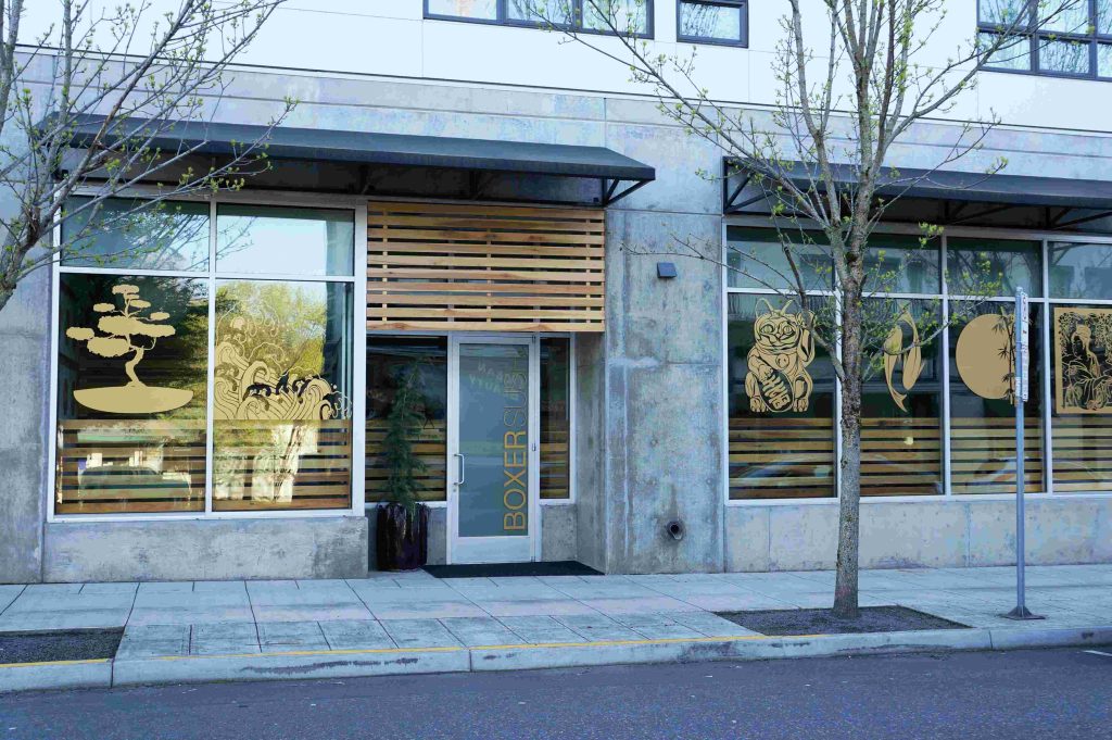 Frontale Sicht auf einen Laden, deren Schaufenster mit der Oracal 751C von Orafol in Gold dekoriert wurden.