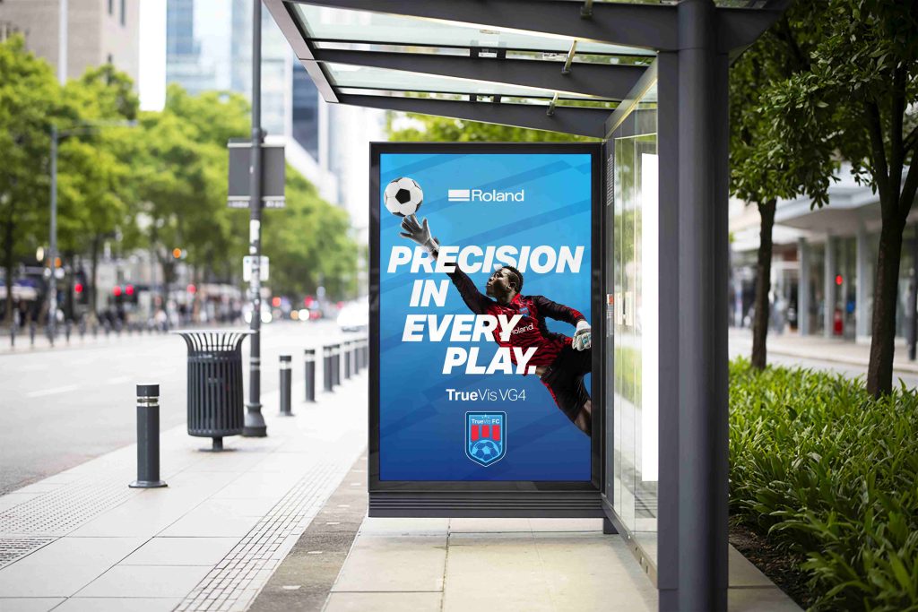 Poster an einer Bushaltestation, gedruckt auf der VG4-Serie von Roland DG