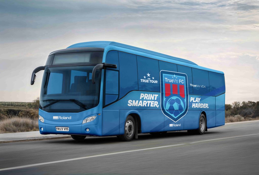 Fahrzeuggrafik auf einem Bus, gedruckt mit der VG4-Serie von Roland DG