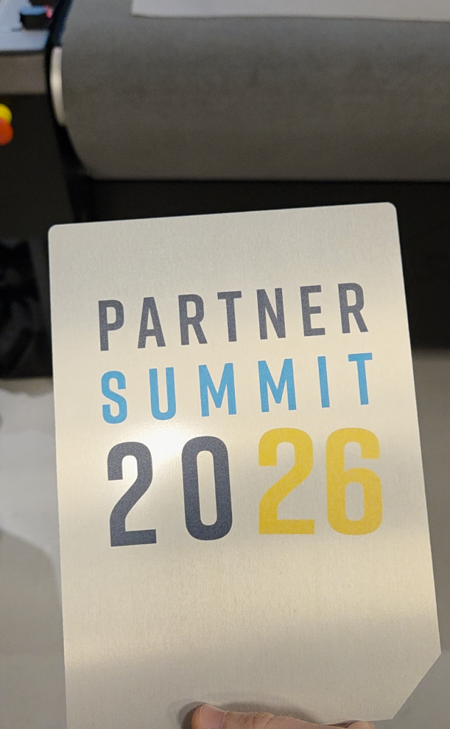 Mit dem Flachbett-Schneideplotter F-Serie Vantage gefrästes Aluminium. Beschriftetes Schild mit "Partner Summit 2026"