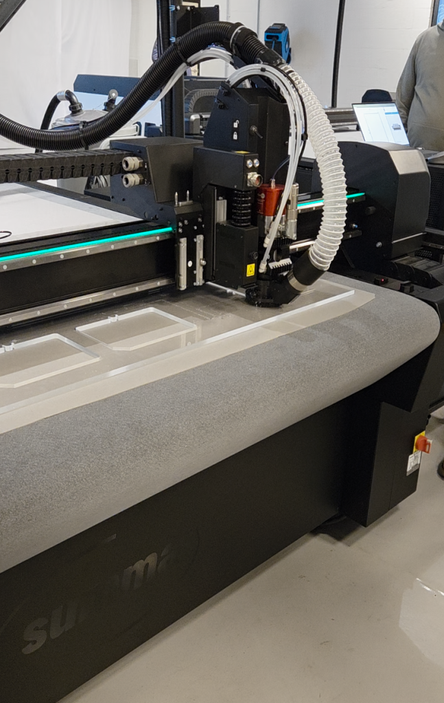 Fräsen einer Acrylglasplatte auf dem Flachbett-Schneideplotter F-Serie Vantage mit Fräsmodul.