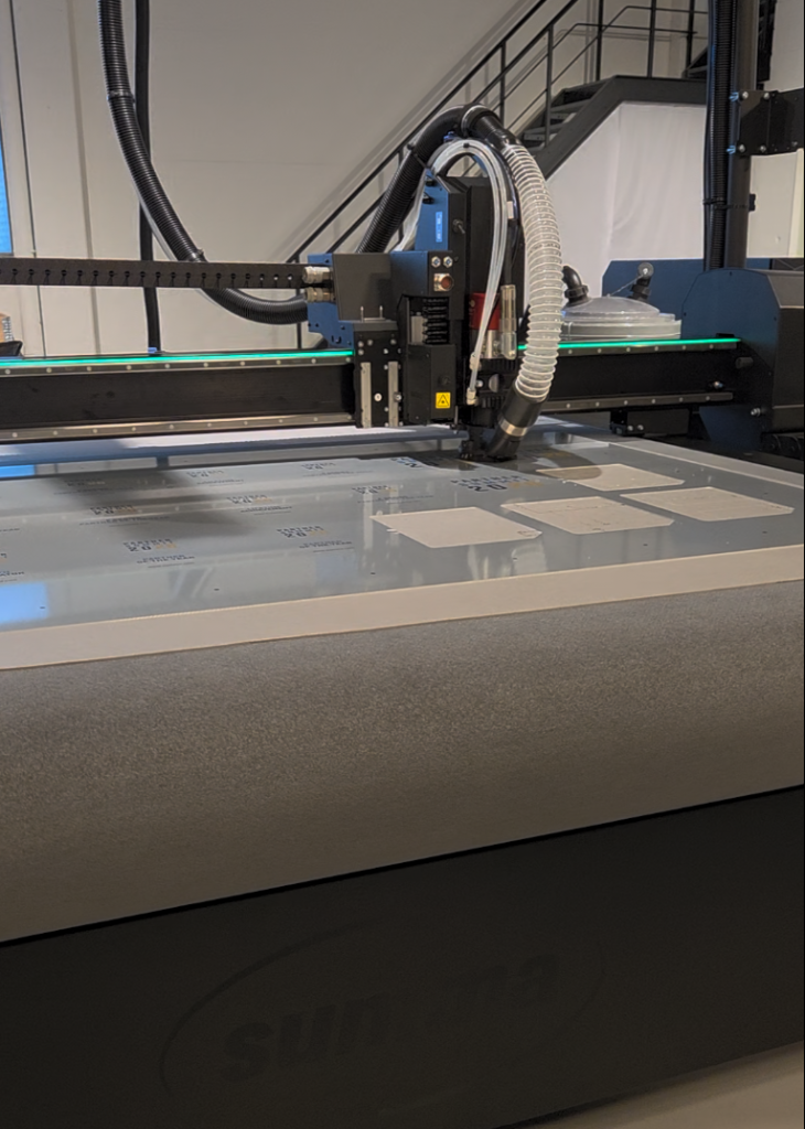 Fräsen einer Aluminiumplatte auf dem Flachbett-Schneideplotter F-Serie Vantage.