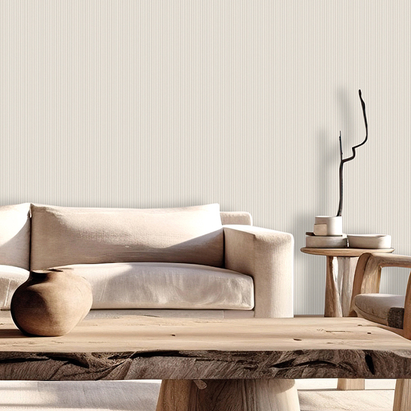 Möbel- und Wandfolie von NEWDECO. Die Wand ist mit einer Folie beklebt, die textile Strukturen mit feinen Streifen in beige hat. Davor eine Couch und ein rustikaler Couchtisch aus Eichenholz.