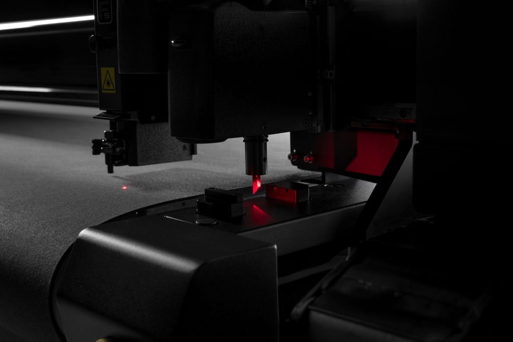Automatische Messerkalibrierung auf dem Flachbettschneideplotter F-Serie Vantage von Summa