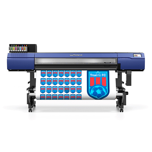 Großformatdigitaldrucker VG4-Serie von Roland. Frontale Ansicht. Gedruckt werden viele kleine Logos auf der linken Folienhälfte und auf der rechten ist das Logo in groß.