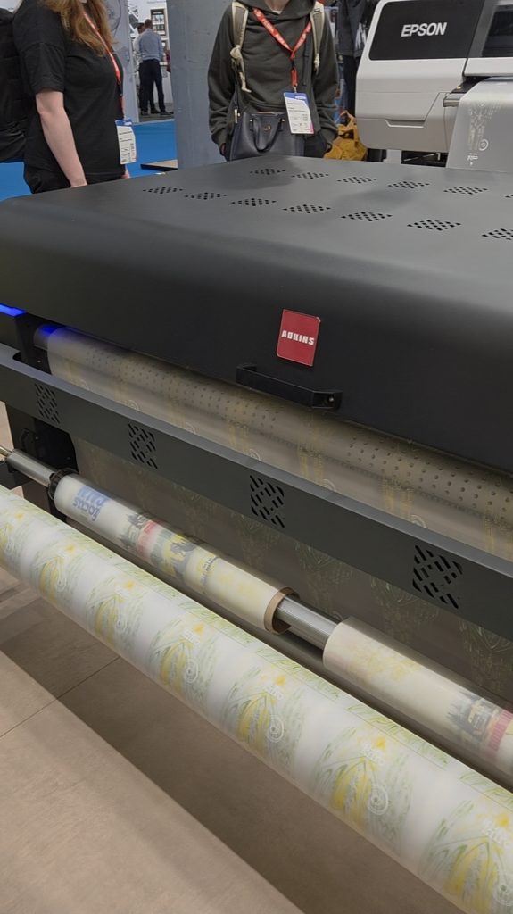 DTF-Drucker Epson G9000 und Adkins DTF Inline Max 1600 auf der FESPA 2026