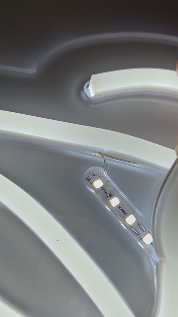 Unauffällige Verbindung von zwei Buchstaben durch LED Kabel G2 0,13mm² silbern 100m von Farben-Frikell | WTB.