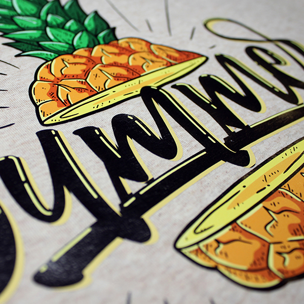 TURBO® PRINT 4036 MATT für mehrfarbige Textilveredlungen von Farben-Frikell | WTB. Auf einem T-Shirt ist eine schwarz-gelbe Beschriftung "summer". Diese ist oben und unten mit einer aufgeschnittenen Ananas umsäumt.