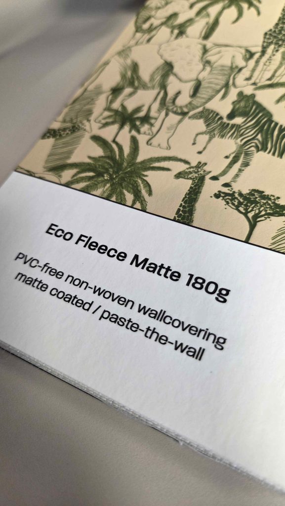 Muster der DESARDI® Eco Fleece Matte 180 g von Farben-Frikell | WTB. Oben sind in dunkelgrün Tiere wie Zebras und Giraffen und typische Fauna wie Palmen auf einem beigen Hintergrund zu sehen.